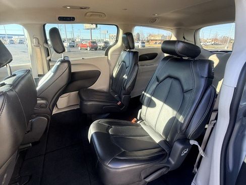 Used 2024 Chrysler Pacifica Touring-L FWD image 12