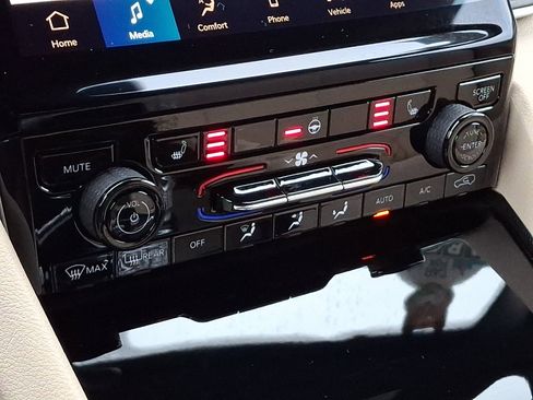 Certified 2025 Jeep Grand Cherokee Limited image 16