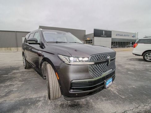 Used 2025 Lincoln Navigator Reserve AWD/4WD image 2