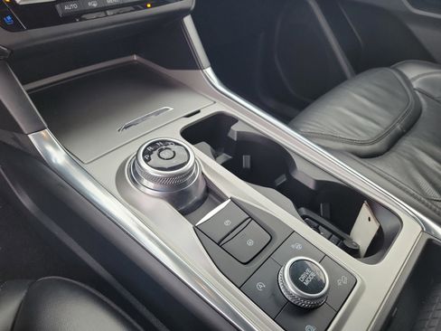 Used 2020 Ford Explorer Platinum w/ Premium Technology Package image 31