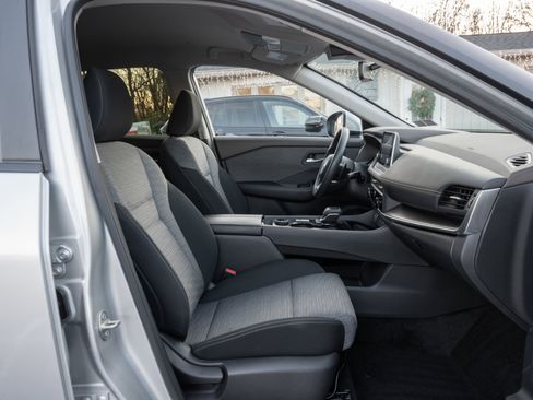 Used 2023 Nissan Rogue SV image 32