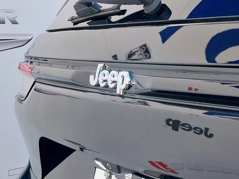 Certified 2023 Jeep Grand Cherokee Laredo image 10