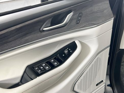 Used 2023 Jeep Grand Cherokee Overland AWD/4WD image 18