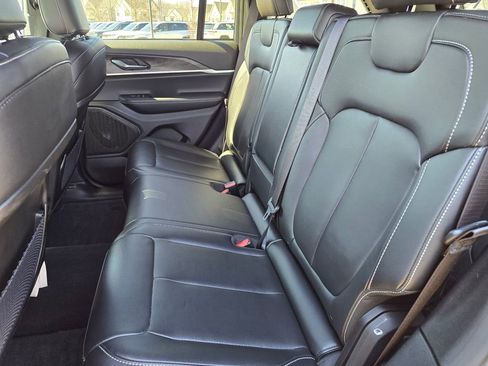 Used 2025 Jeep Grand Cherokee Limited AWD/4WD image 27