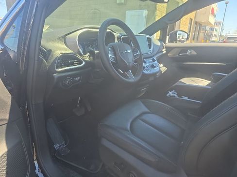 Used 2025 Chrysler Pacifica Select FWD image 7