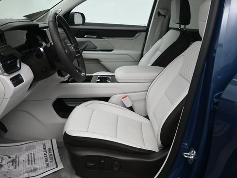 Used 2025 GMC Acadia Denali w/ Super Cruise Package image 23