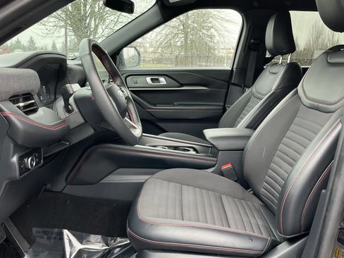 Used 2025 Ford Explorer ST-Line w/ ST-Line Street Pack image 10