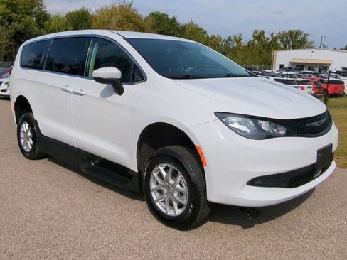 Used 2023 Chrysler Voyager LX image 29