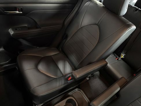 Used 2024 Toyota Highlander XLE image 12