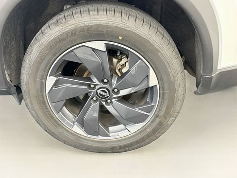 Used 2025 Nissan Rogue SV FWD image 11