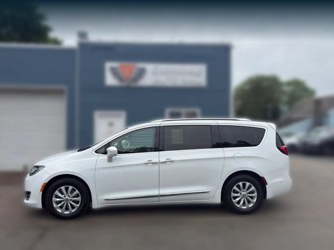 Used 2018 Chrysler Pacifica Touring-L Plus w/ Advanced Safetytec Group FWD image 2