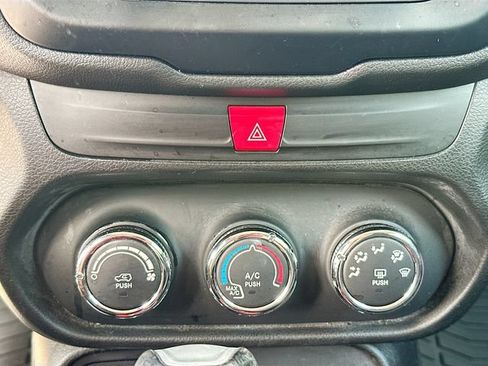Used 2016 Jeep Renegade Trailhawk AWD/4WD image 16