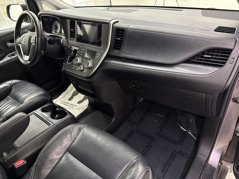 Used 2017 Toyota Sienna SE Premium image 24