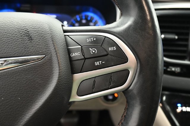 Used 2017 Chrysler Pacifica Touring-L Plus FWD image 19