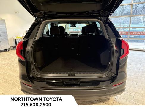 Used 2024 GMC Terrain SLE image 8