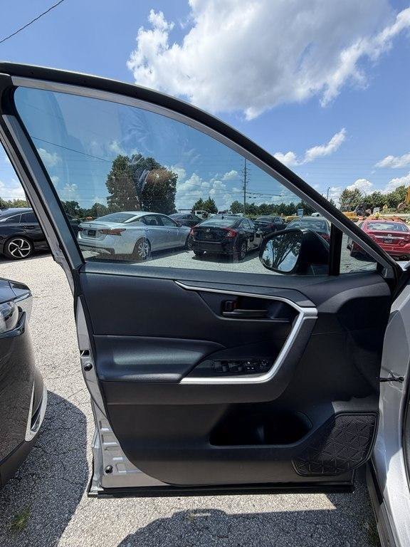 Used 2019 Toyota RAV4 LE FWD image 11