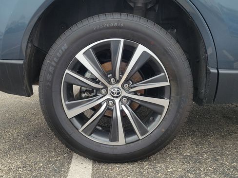 Used 2024 Toyota Venza LE image 5