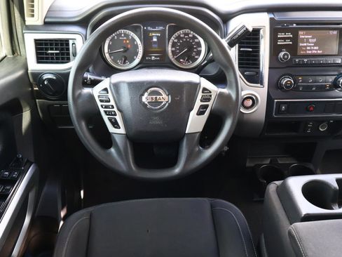 Used 2017 Nissan Titan SV image 10