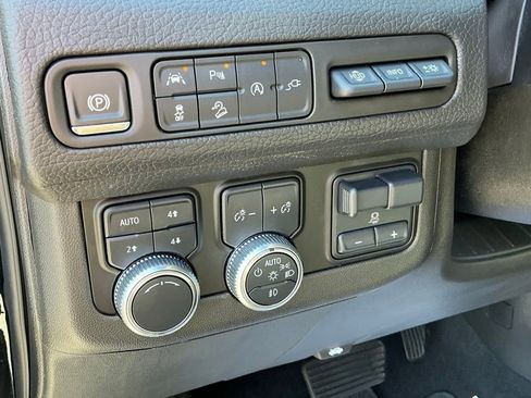 Used 2021 GMC Yukon Denali w/ Denali Premium Package image 23