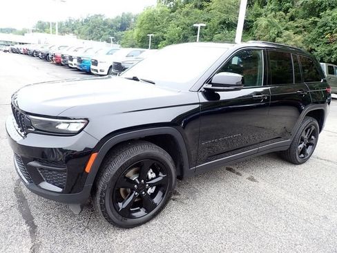 Certified 2023 Jeep Grand Cherokee Altitude AWD/4WD image 2