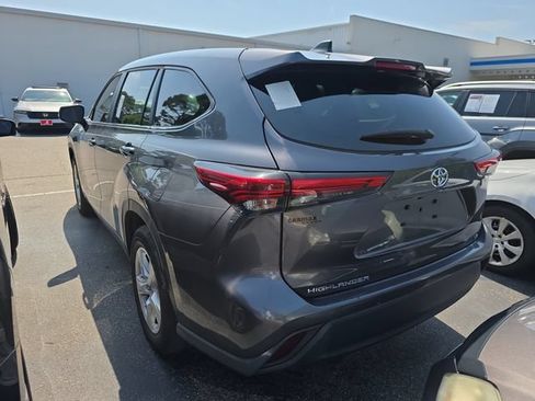 Used 2023 Toyota Highlander LE FWD image 4