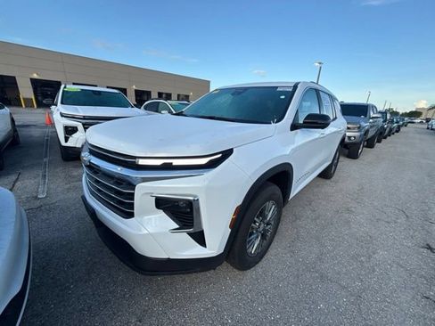 Used 2024 Chevrolet Traverse LT FWD image 4