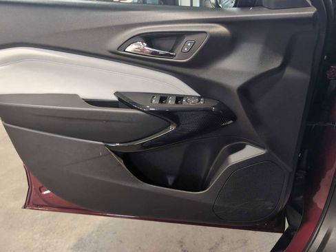 Used 2025 Chevrolet Trax LT w/ LT Convenience Package image 23