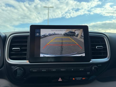 Used 2024 Hyundai Venue SEL FWD image 29