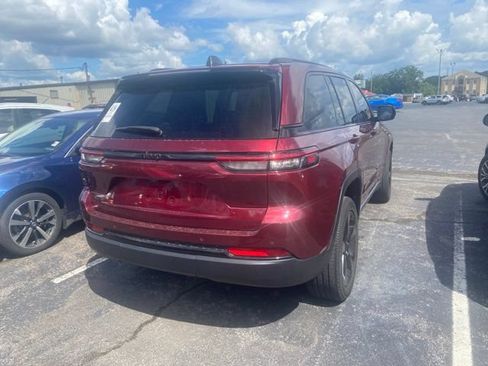 Used 2023 Jeep Grand Cherokee Altitude AWD/4WD image 4