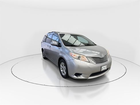 Used 2015 Toyota Sienna LE image 2