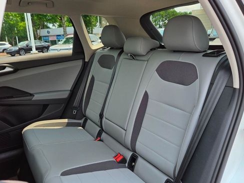 Certified 2022 Volkswagen Taos SE w/ Panoramic Sunroof Package AWD/4WD image 46