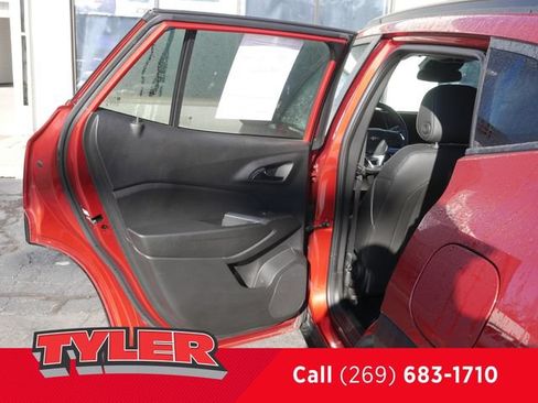 Used 2024 Chevrolet Trax LT w/ LT Convenience Package FWD image 18