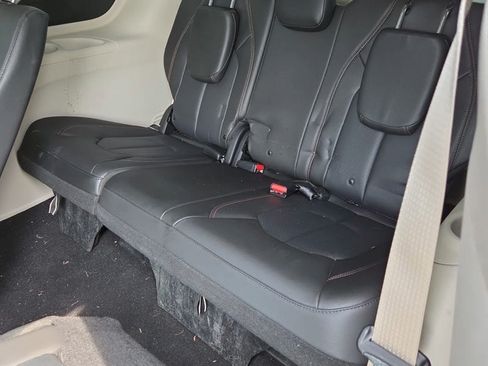 Used 2019 Chrysler Pacifica Touring-L FWD image 7