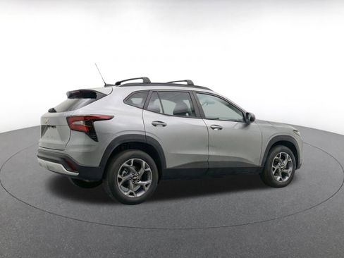 Used 2025 Chevrolet Trax LT FWD image 11