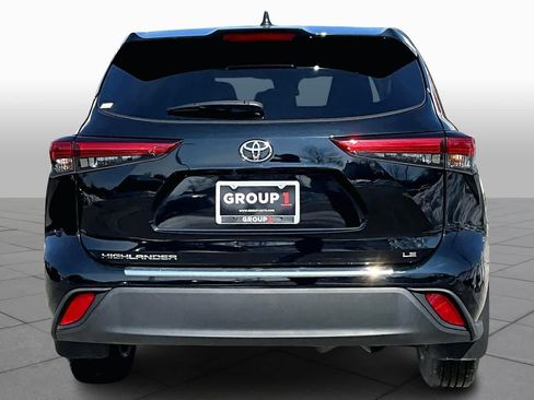 Used 2022 Toyota Highlander LE FWD image 5