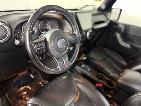 Used 2014 Jeep Wrangler Unlimited Sahara w/ Dual Top Group AWD/4WD image 17