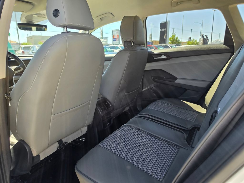 Used 2022 Volkswagen Taos SE AWD/4WD image 11