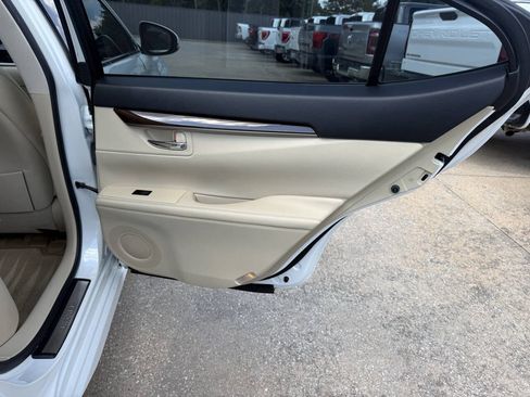 Used 2014 Lexus ES 350 w/ Luxury Package FWD image 16