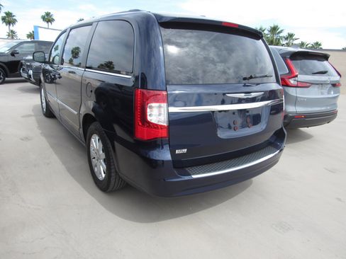 Used 2013 Chrysler Town & Country Touring image 4