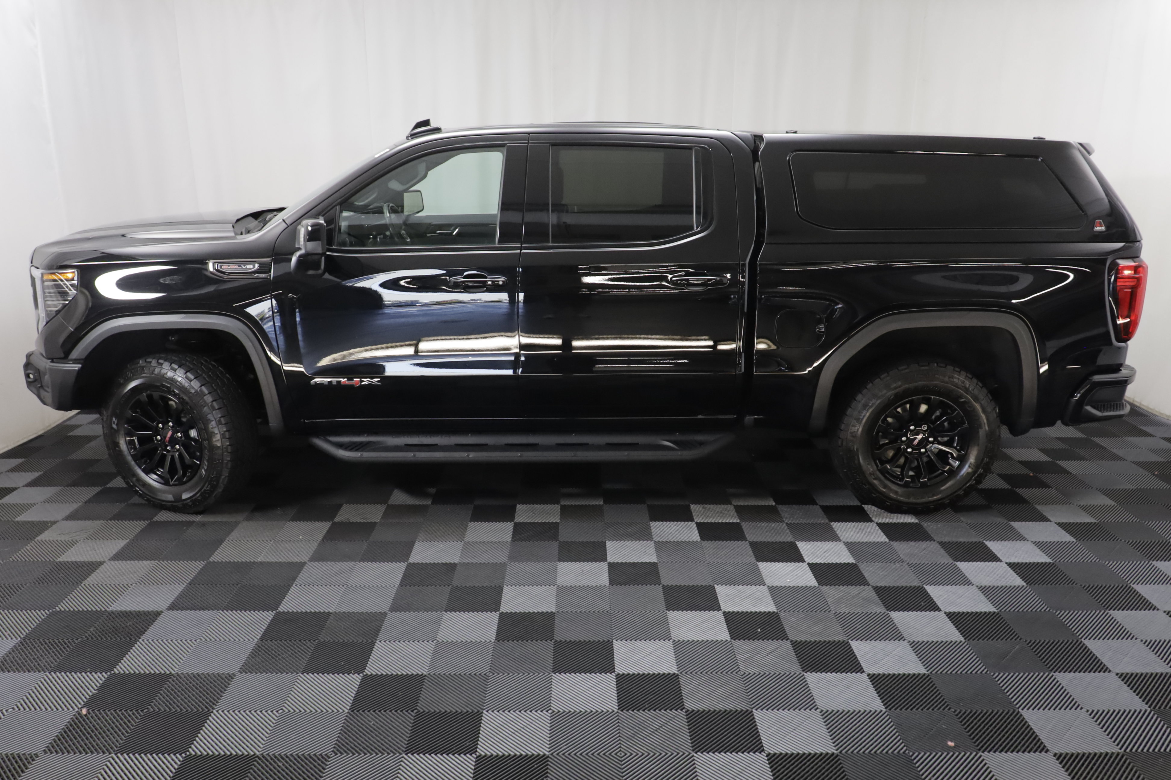 Used 2023 GMC Sierra 1500 AT4X AWD/4WD image 4