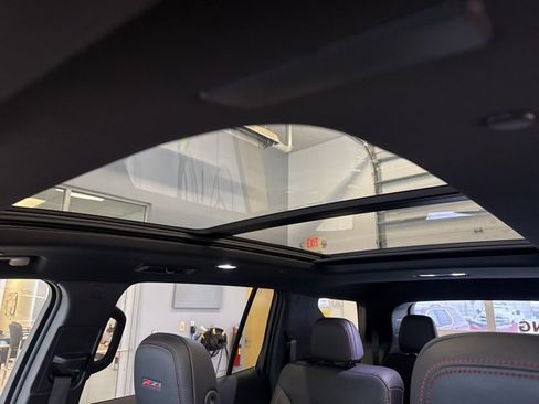 Used 2025 Chevrolet Traverse Z71 image 2