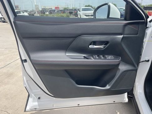 Certified 2025 Nissan Kicks SR image 13