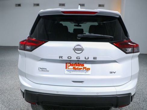 Used 2024 Nissan Rogue SV FWD image 8