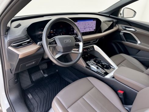 Certified 2025 Audi Q5 Premium w/ 19" Wheel Package AWD/4WD image 4