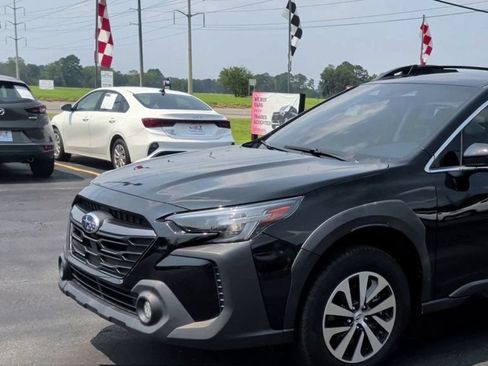 Used 2023 Subaru Outback Premium AWD/4WD image 4