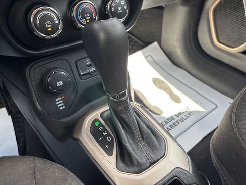 Used 2017 Jeep Renegade Latitude w/ Cold Weather Group image 31