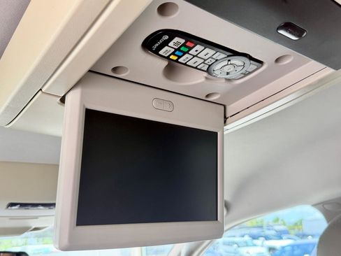 Used 2015 Chrysler Town & Country Touring FWD image 18