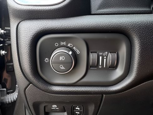 Used 2022 RAM 1500 Laramie AWD/4WD image 19