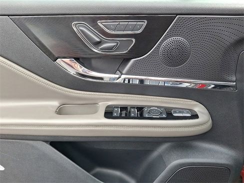 Used 2023 Lincoln Corsair AWD image 12