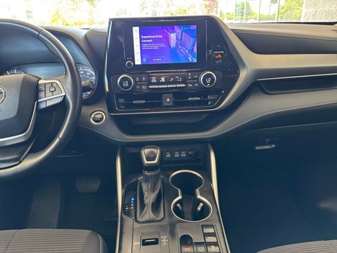 Used 2025 Toyota Highlander LE FWD image 20